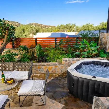Victoria's Luxury - Private Pool, Jacuzzi Apartment *