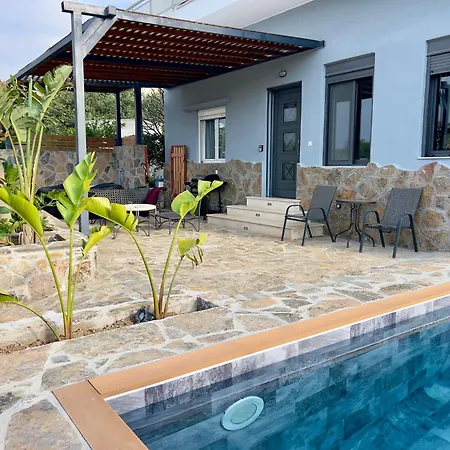 Victoria's Luxury - Private Pool, Jacuzzi Apartment *